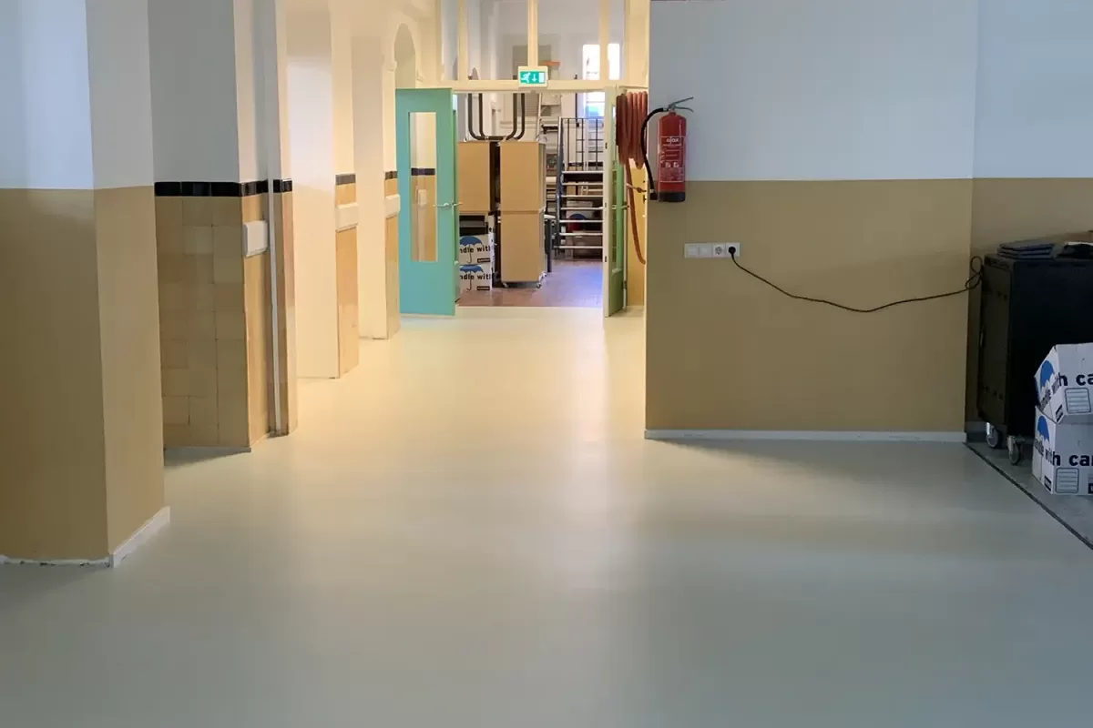 Het Oldenbarneveldschool project van Sharp Gietvloeren