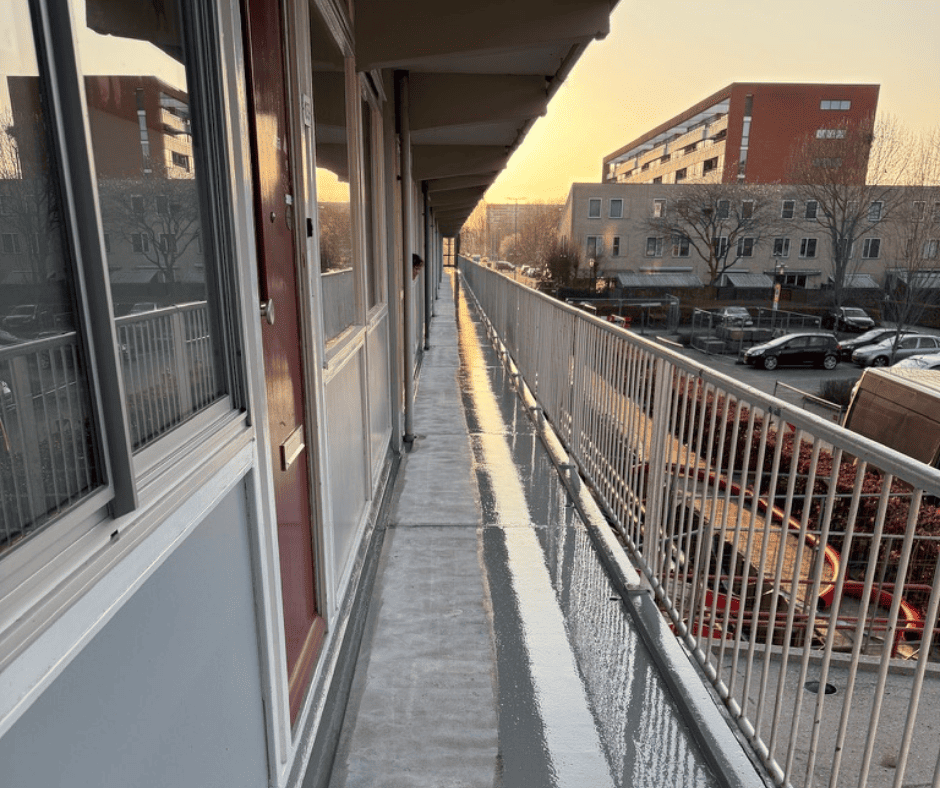 Flatgalerij vloeren en balkonvloeren aanleggen