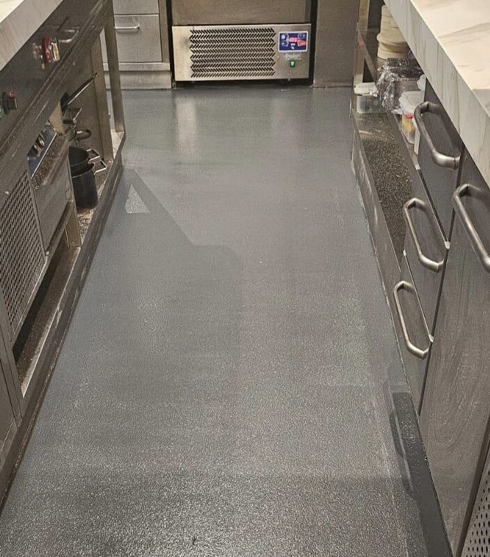 Sharp Gietvloeren restaurant Goud keukenvloeren